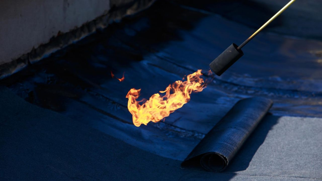 Miért nélkülözhetetlen a hosszú élettartamhoz a megfelelő lapostető lejtésképzés