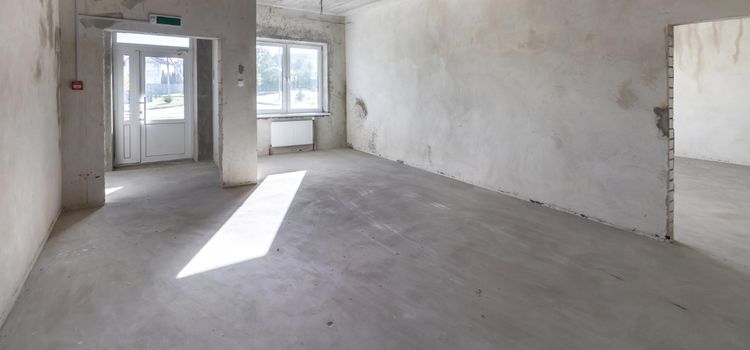 Lábazat vízszigetelés munka közben egy családi házon