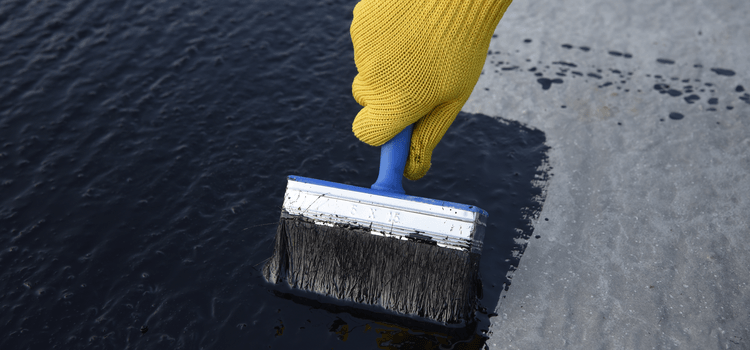 Tetőfelújítás - így történik a bitumenmáz felvitele